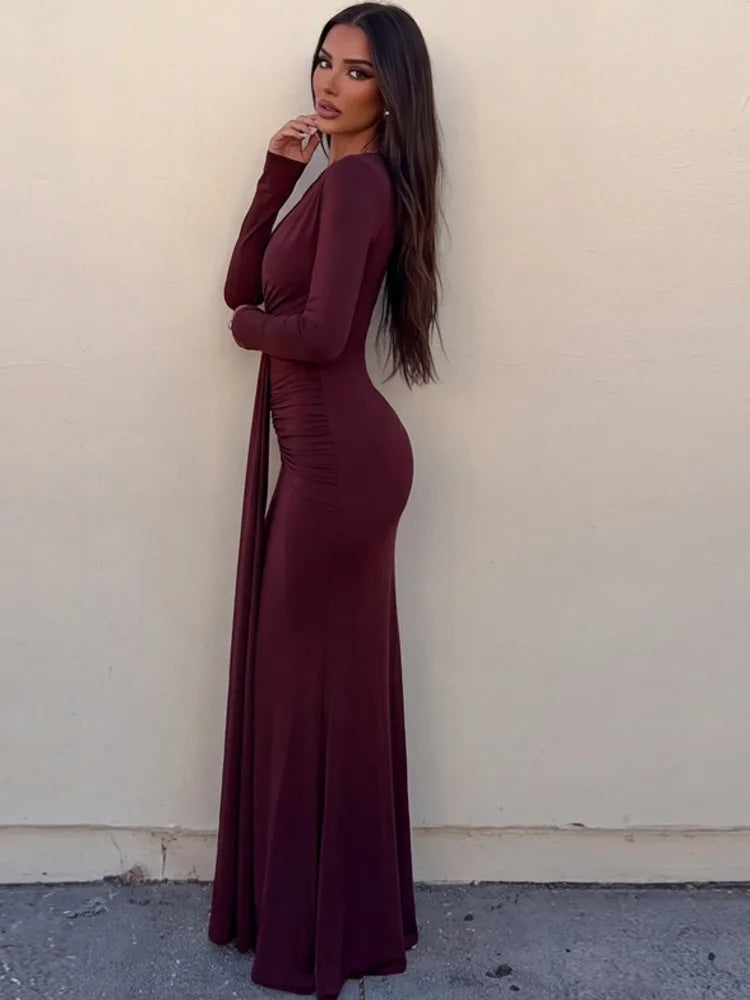 שמלת מקסי צמודה עם מחשוף וי עמוק וכיווצים