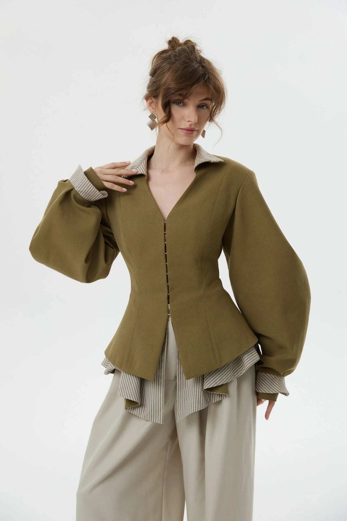 ז׳קט מותני עם צווארון עומד ושרוולי פנס